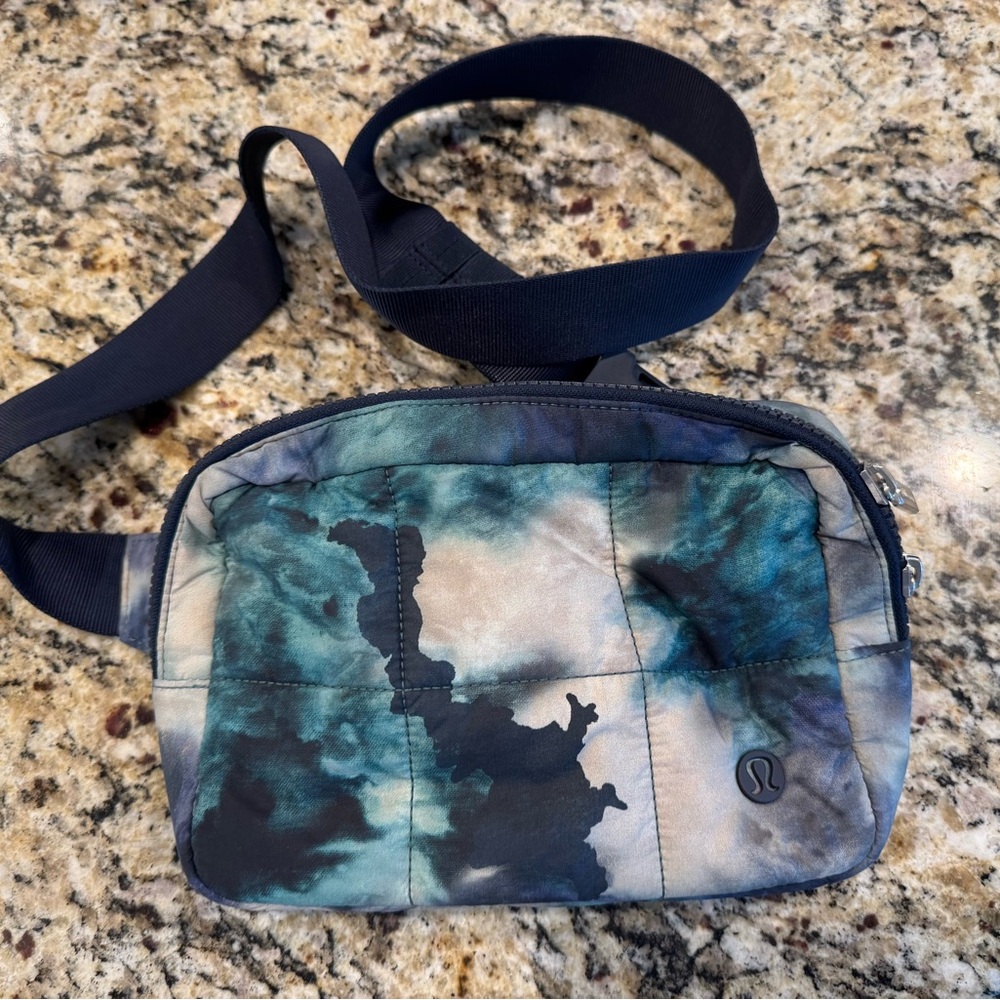 Lululemon cross body Fanny pack
